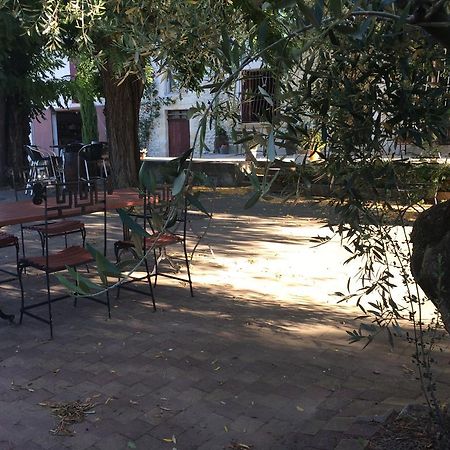 Mas Moineau Panzió Mézoargues Kültér fotó